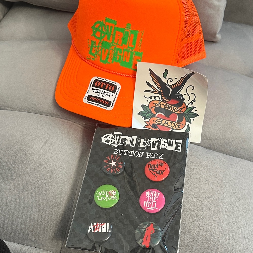 Avril Lavigne hat and pins